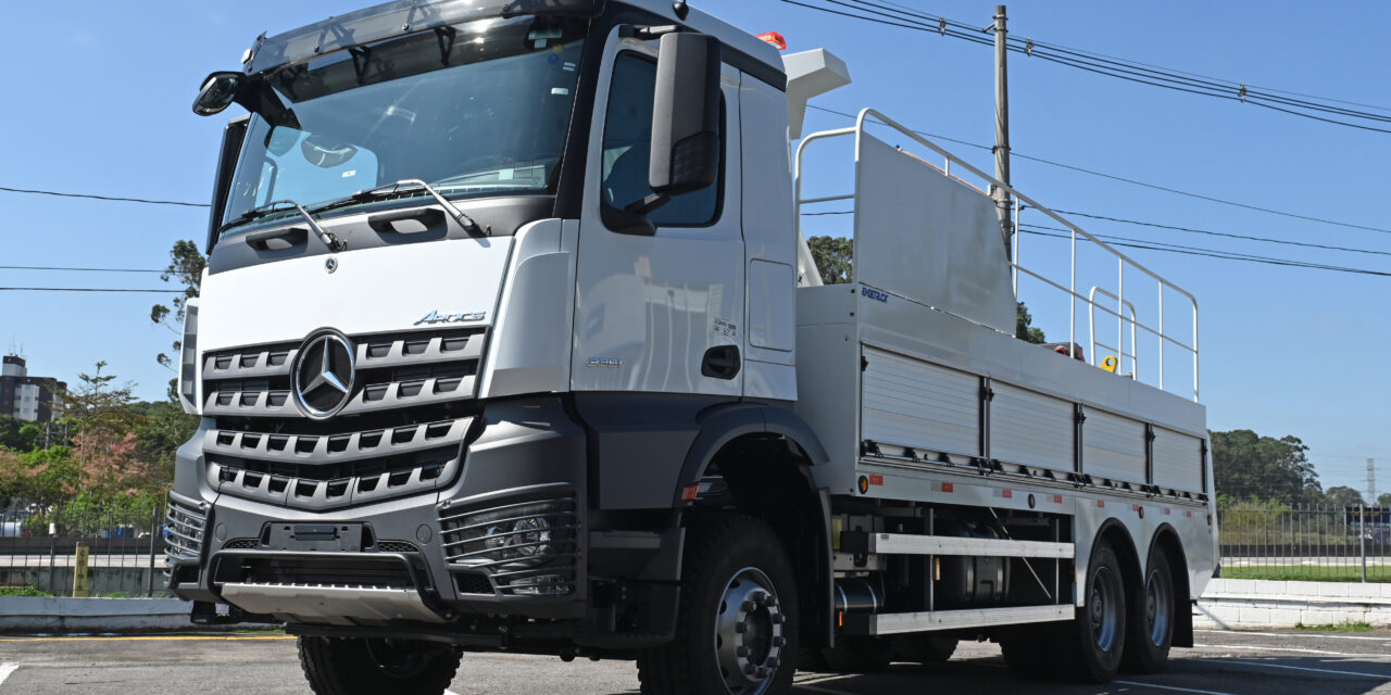 Mercedes-Benz Arocs traciona até 150 toneladas como guincho para caminhões, ônibus e veículos pesados