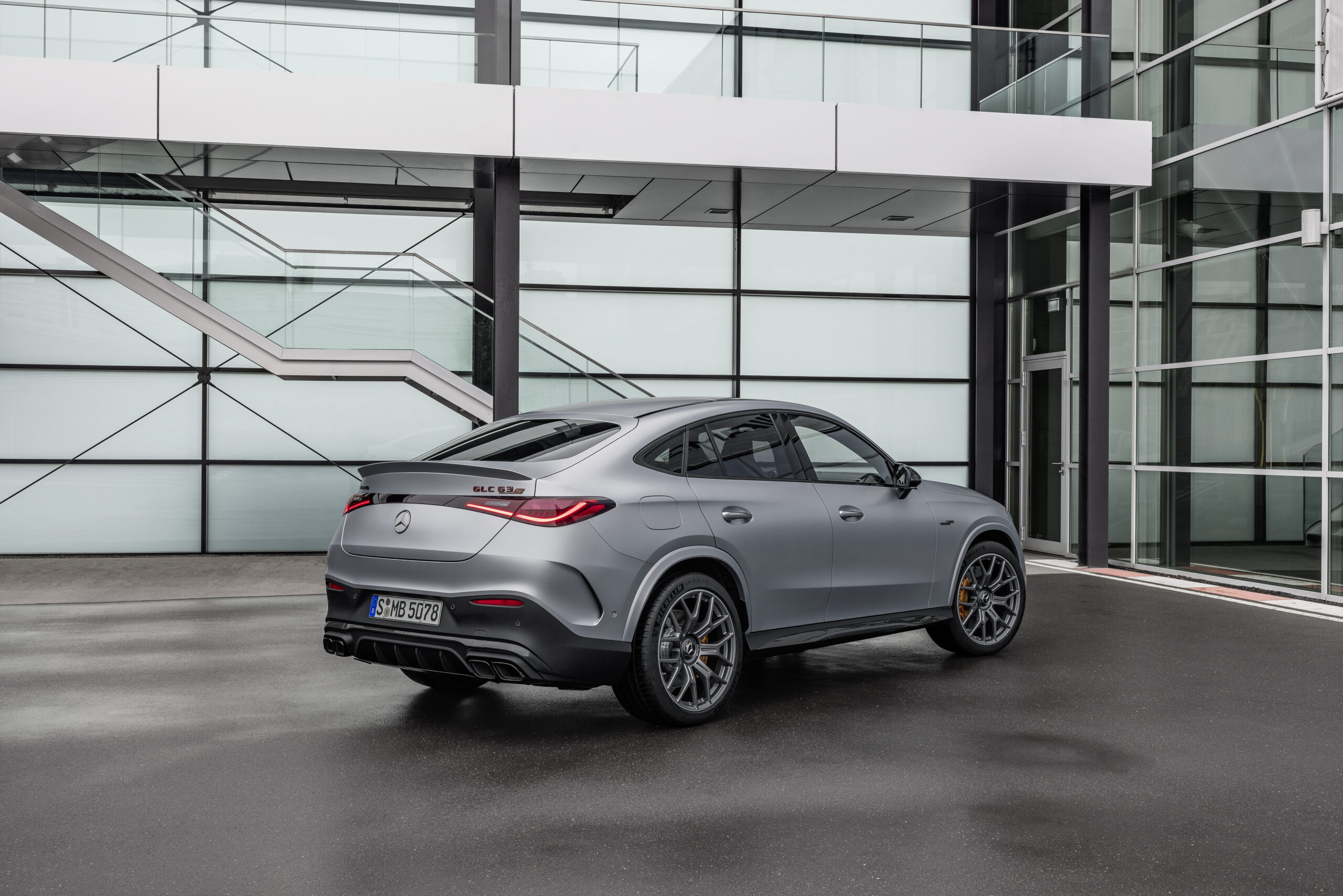 Novo Mercedes-AMG GLC63 SE Performance e GLC43 estreiam em carroceria ...