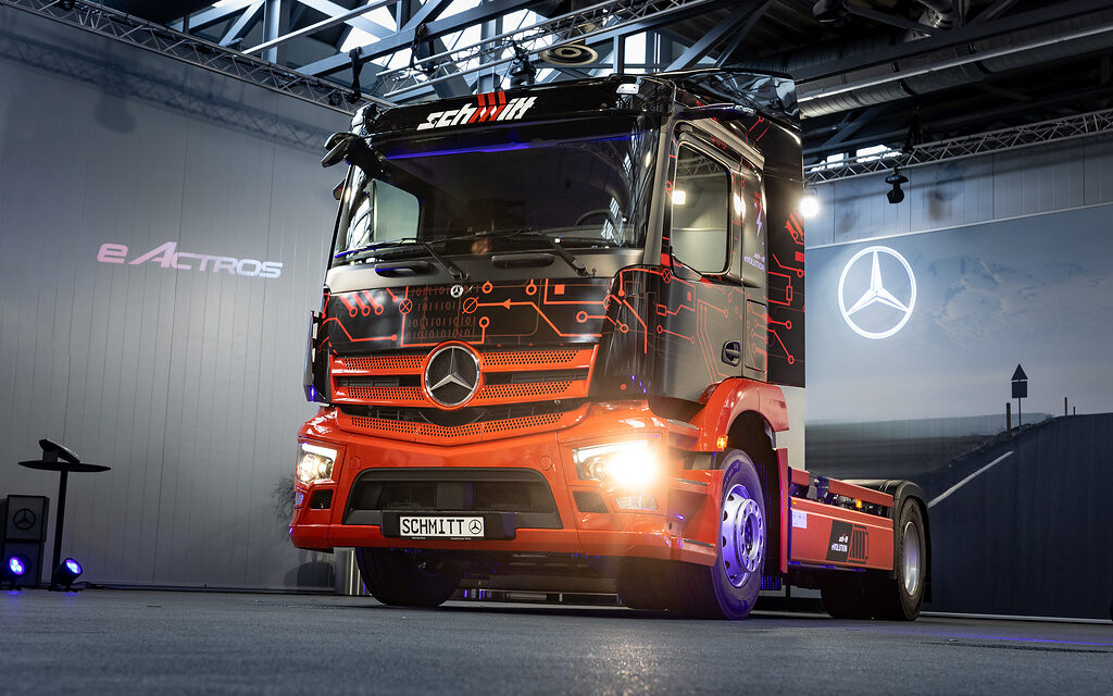 Logistik Schmitt começa a operar o primeiro trator semirreboque eActros 300 na Alemanha