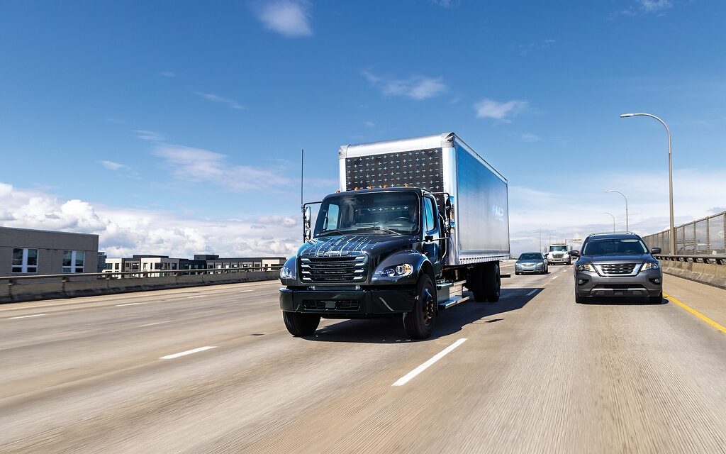 Freightliner eM2 elétrico tem produção em série iniciada nos Estados Unidos