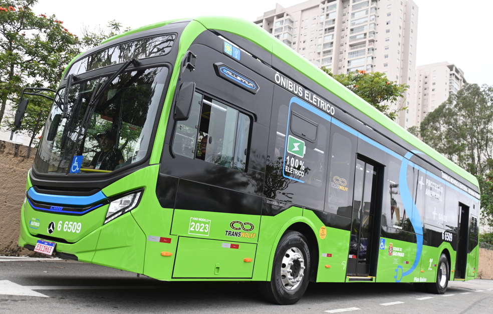 Mercedes-Benz produz ônibus elétricos em série na unidade de São Bernardo do Campo e inicia entregas aos clientes