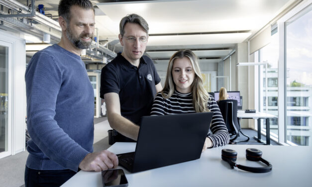 A Mercedes-Benz adota o código-fonte aberto para impulsionar o seu ecossistema digital