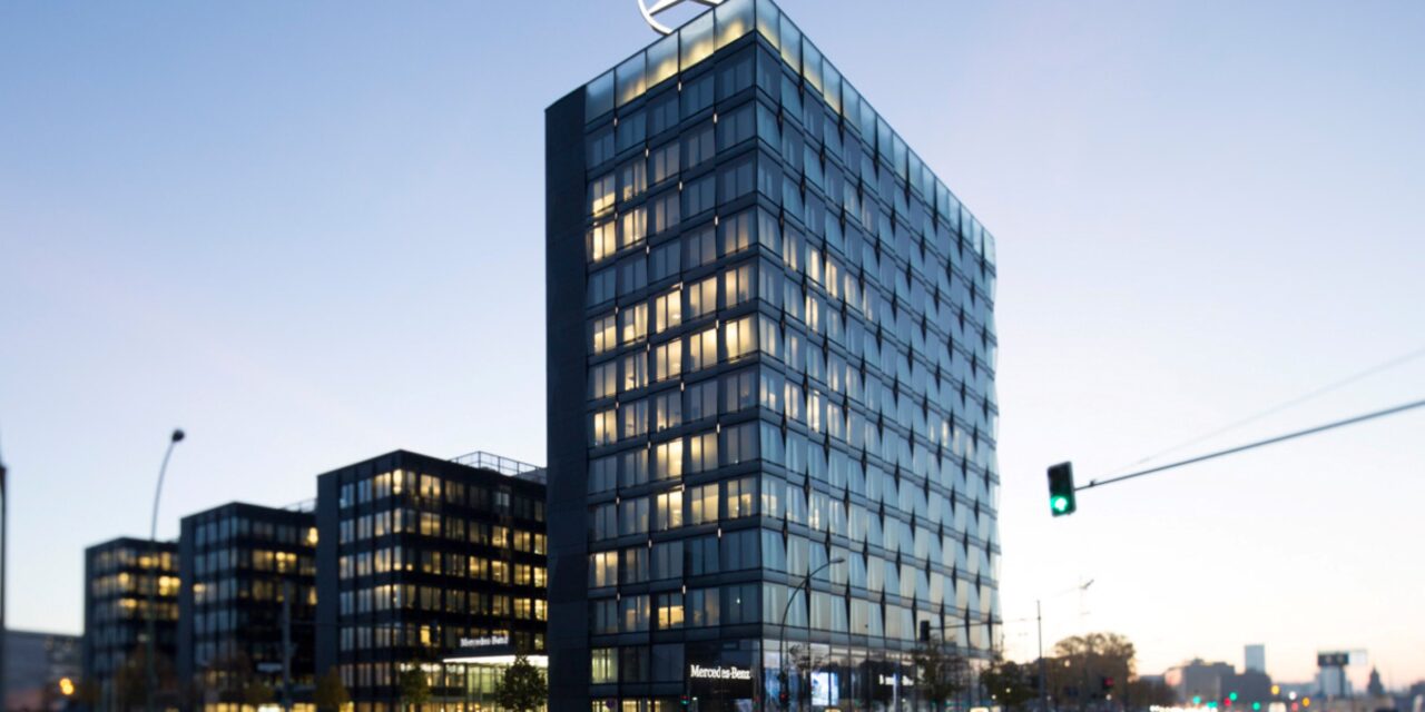 Mercedes-Benz comemora os 25 anos de atividades de sua divisão de vendas, sediada em Berlim