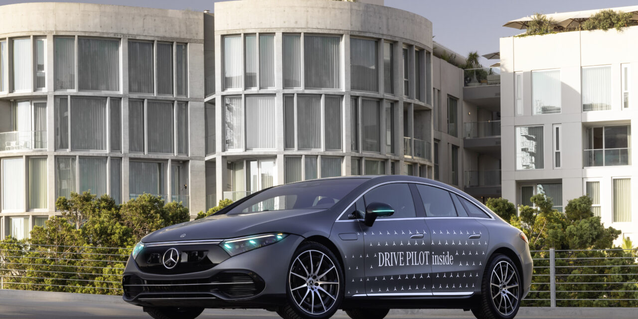 Mercedes-Benz recebe aprovações para luzes de sinalização de direção automatizada de cor turquesa na Califórnia e em Nevada