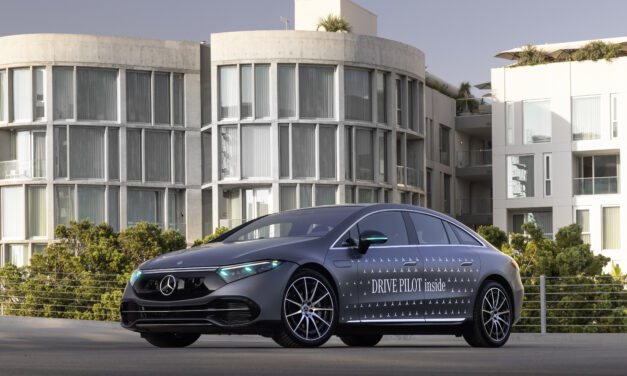 Mercedes-Benz recebe aprovações para luzes de sinalização de direção automatizada de cor turquesa na Califórnia e em Nevada