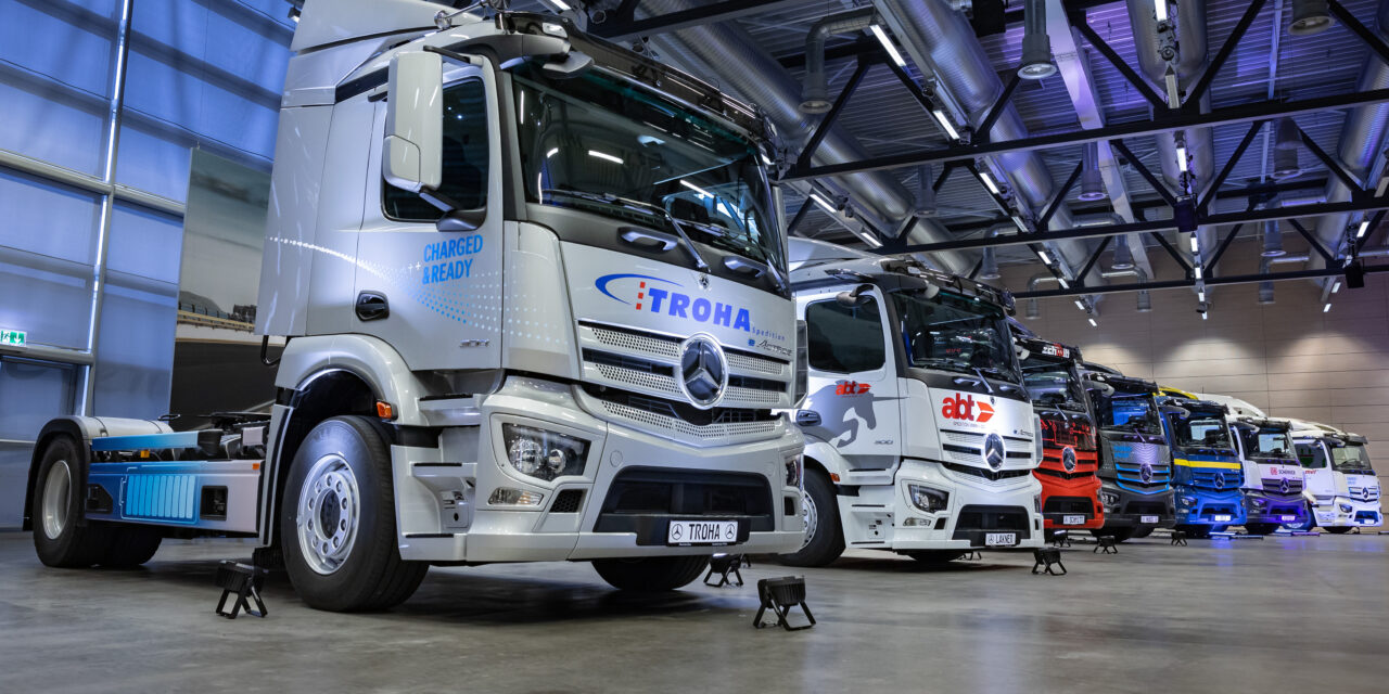 Mercedes-Benz faz a entrega dos primeiros doze eActros 300 aos clientes logísticos, os caminhões irão operar na unidade de Wörth