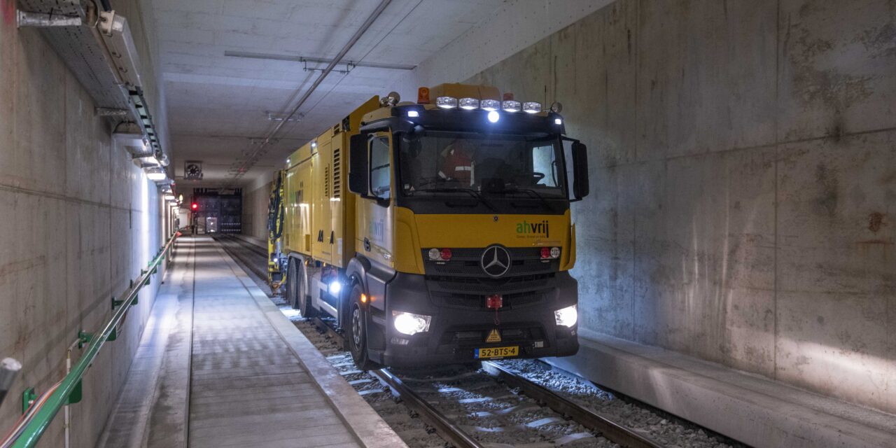 Mercedes-Benz Actros recebe implemento que o transforma em um “aspirador de pó” gigante para limpar os trilhos na Holanda e na Bélgica