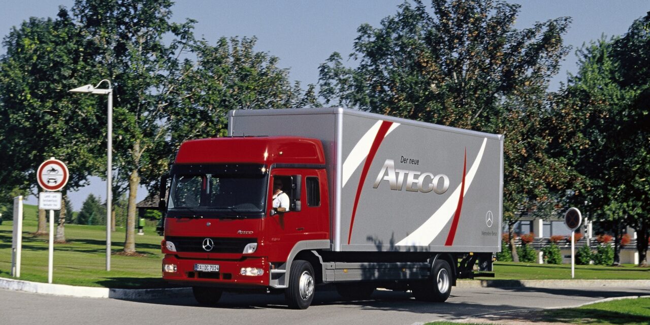 Mercedes-Benz comemora o 25º aniversário do Atego, um caminhão vocacional e versátil por natureza