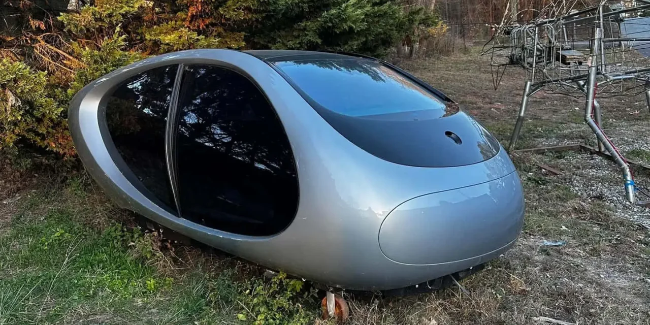 Conceito da Mercedes-Benz aparece descartado em um ferro-velho de Atlanta