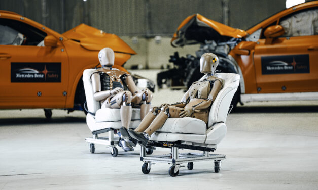 Manequins femininos de testes de colisão na Mercedes-Benz
