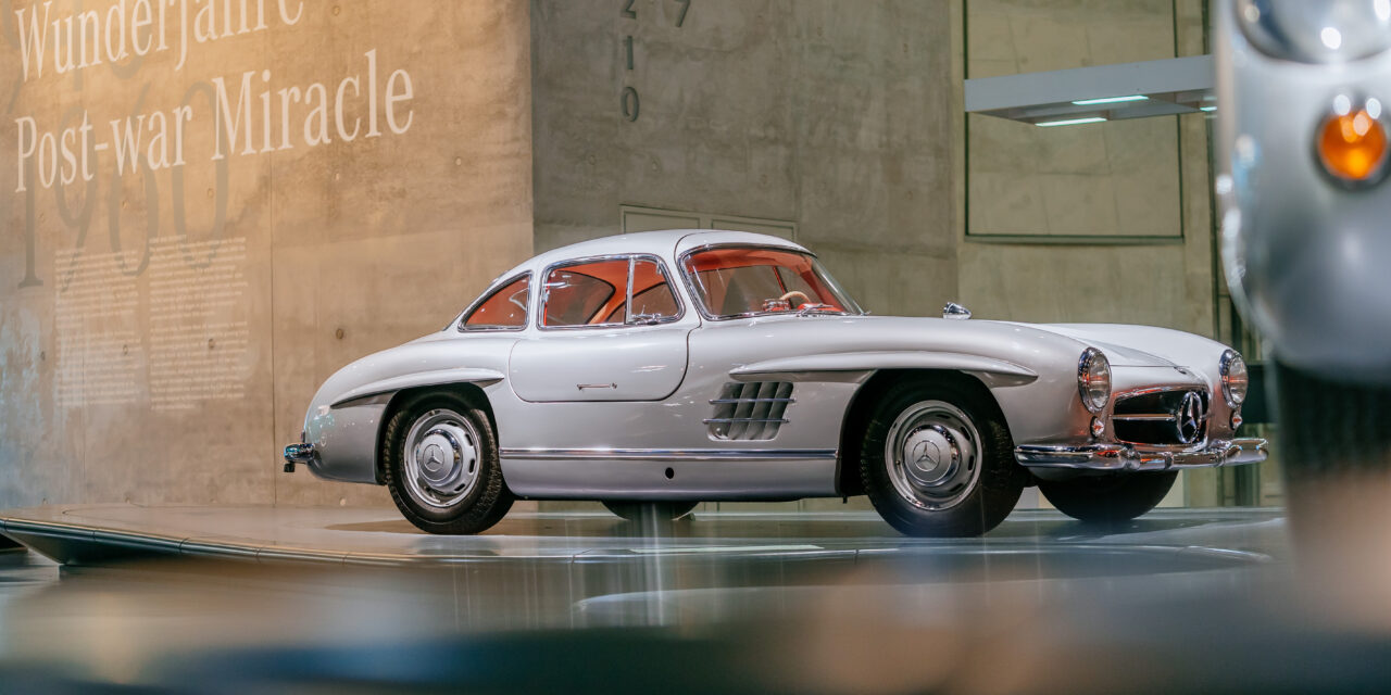 Mercedes-Benz comemora os 70 anos do 300 SL Coupé, esportivo com asas