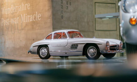 Mercedes-Benz comemora os 70 anos do 300 SL Coupé, esportivo com asas