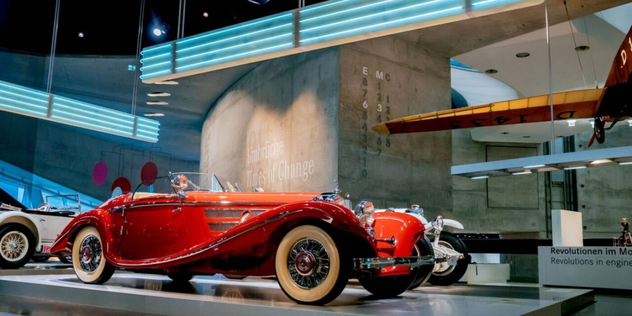Escultura em vermelho brilhante, o Mercedes-Benz 500 K Special Roadster
