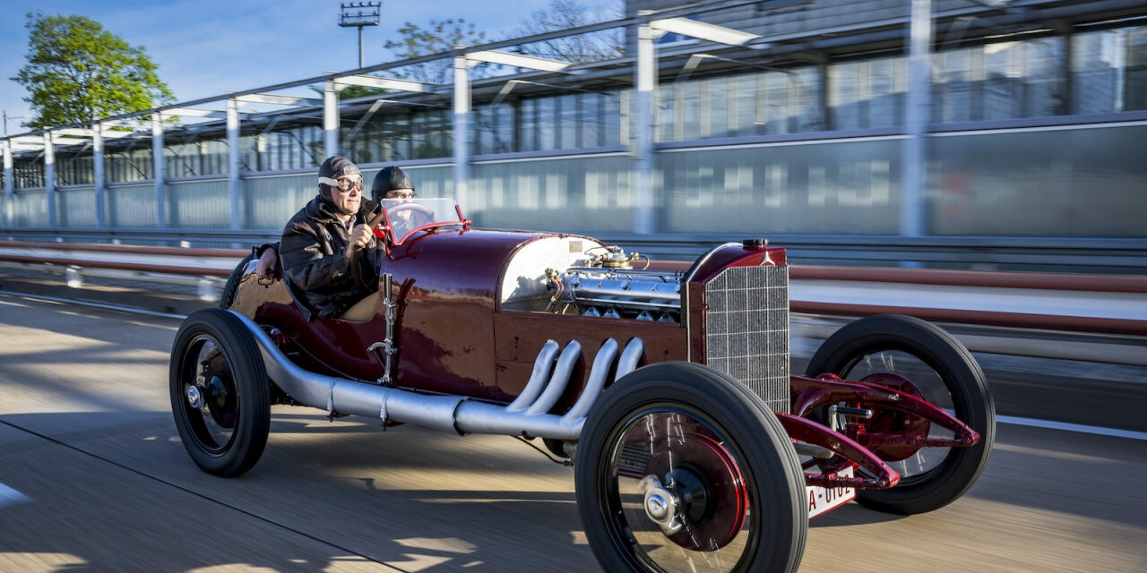 Piloto vermelho restaurado, carro de corrida Mercedes Targa Florio de 1924 retorna à estrada