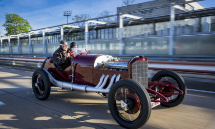 Piloto vermelho restaurado, carro de corrida Mercedes Targa Florio de 1924 retorna à estrada