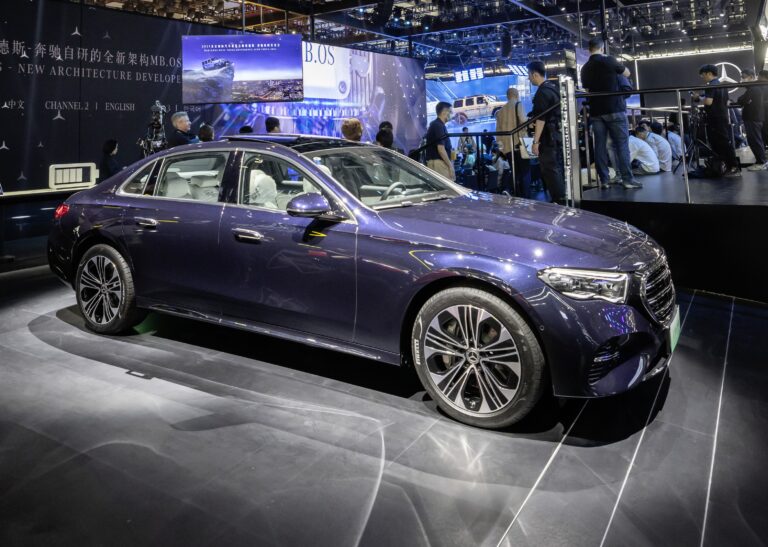 Mercedes-Benz Classe E L, versão longa distância entre eixos, faz sua estreia oficial na China