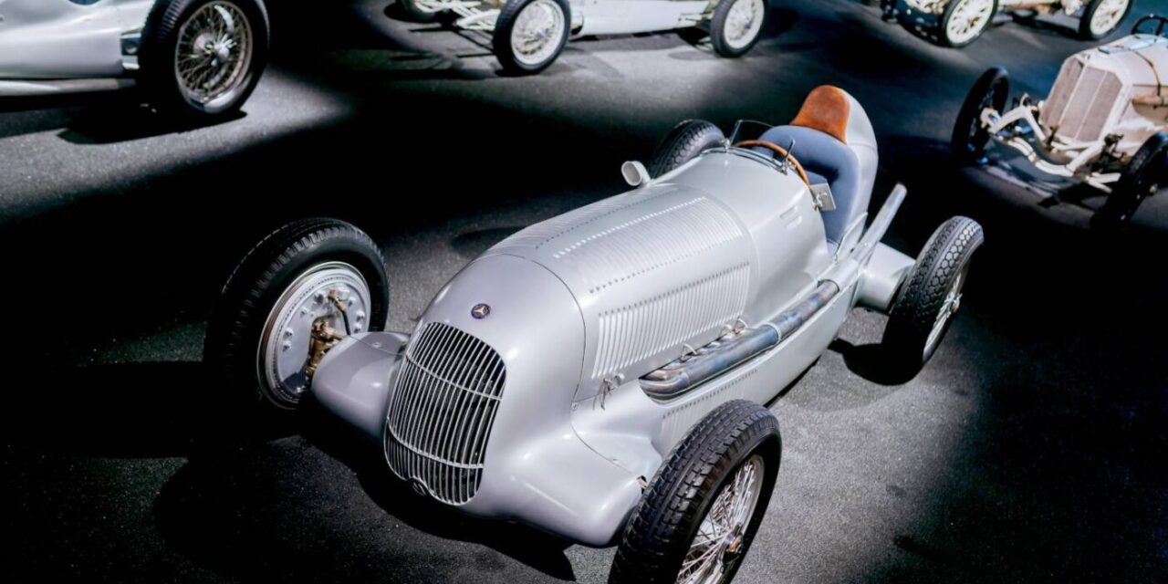 MERCEDES-BENZ W 25 “SILVER ARROW” COMEMORA 90 ANOS