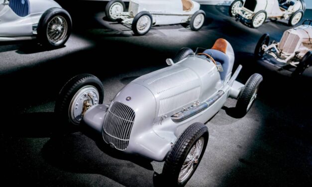 MERCEDES-BENZ W 25 “SILVER ARROW” COMEMORA 90 ANOS