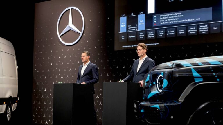 MERCEDES-BENZ CONSIDERA VENDER AÇÕES DA DAIMLER TRUCK
