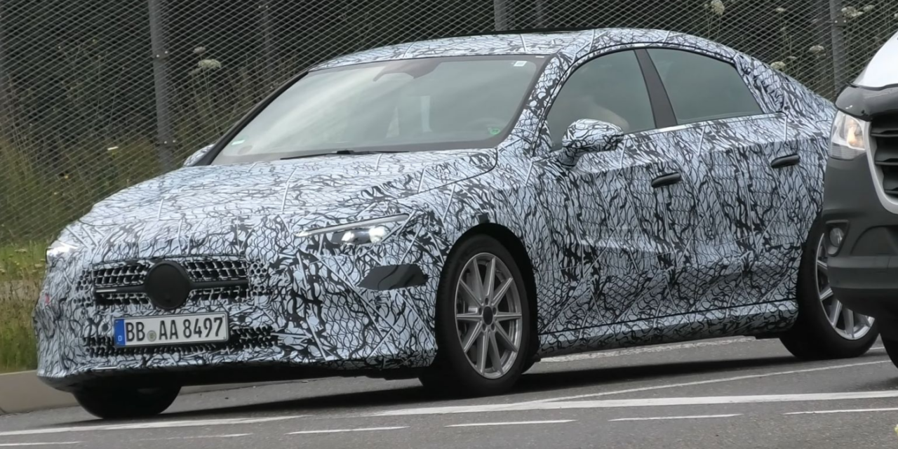 PRÓXIMA GERAÇÃO DO MERCEDES CLA A COMBUSTÃO É FLAGRADA EM TESTES NA ALEMANHA