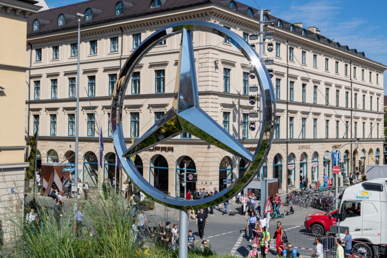 Mercedes-Benz emite seu primeiro ABS de empréstimo automotivo verde