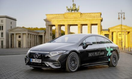 Mercedes-Benz aumenta a velocidade máxima do seu sistema de direção automatizado Nível 3 para 95 km/h