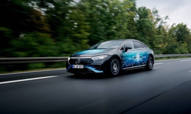Mercedes EQS com bateria de estado sólido percorre 1.205 km com uma única carga