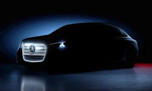 Mercedes revela teaser do próximo Classe C elétrico, modelo também terá a nova grade