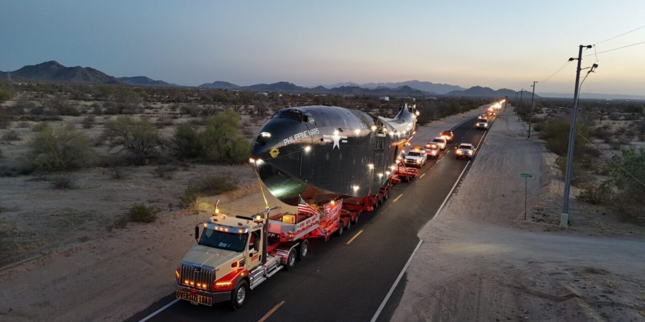 A Western Star-Truck transporta um pedaço da história da aviação