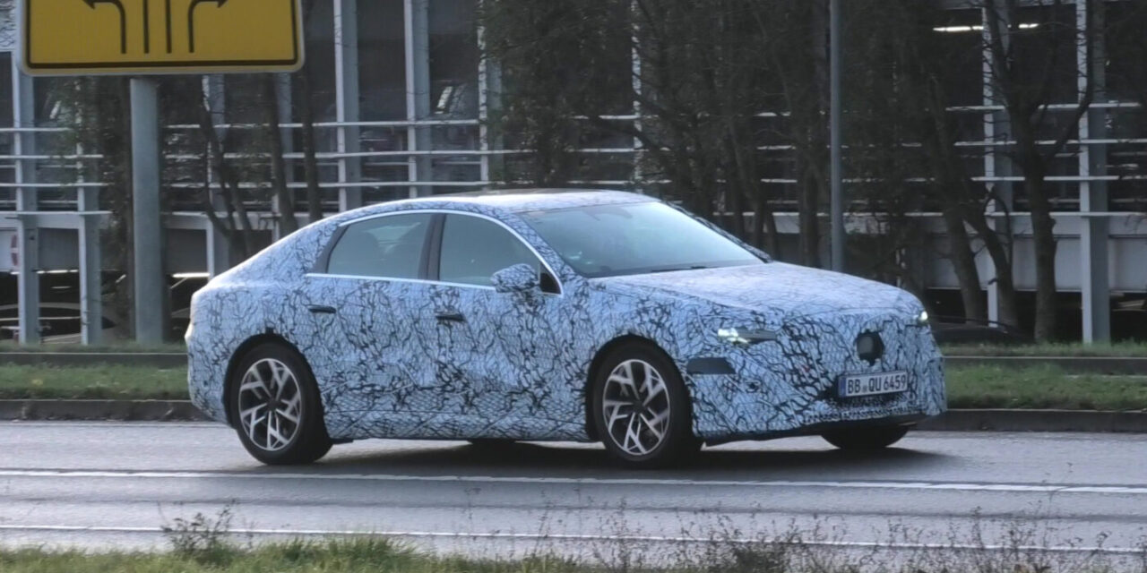 Futuro Mercedes Classe C EQ é visto praticamente com as linhas definidas