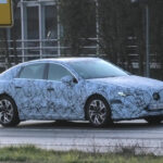 Futuro Mercedes Classe C EQ é visto praticamente com as linhas definidas