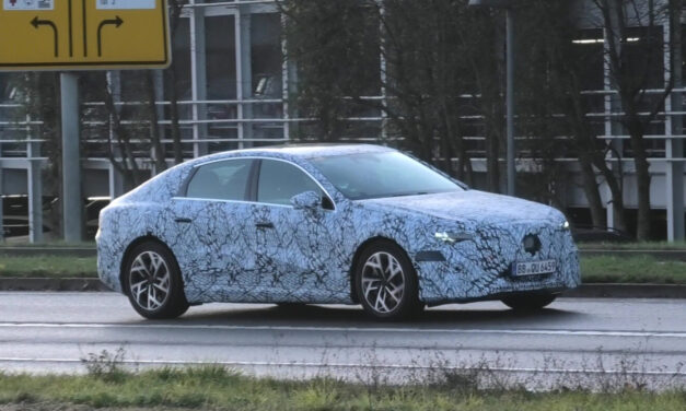 Futuro Mercedes Classe C EQ é visto praticamente com as linhas definidas